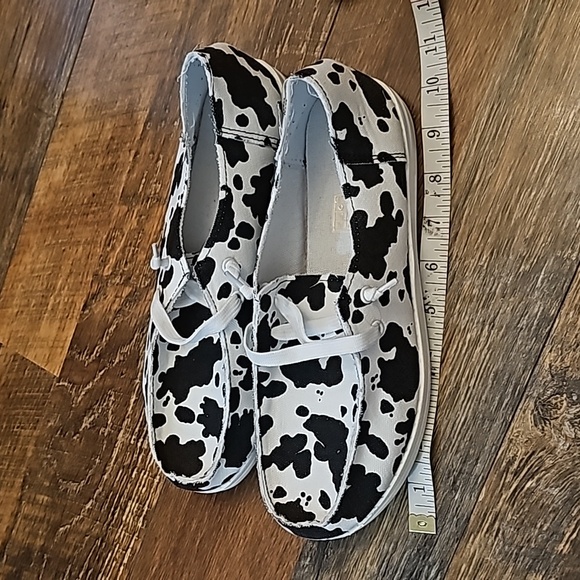 Cow Print Shoes 🐄 - Picture 7 of 7